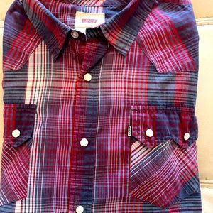 Levi’s casual shirt with awesome white pearl buttons.